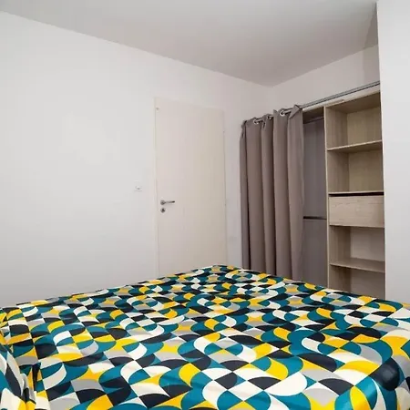 Apartman La Giroussinaise *